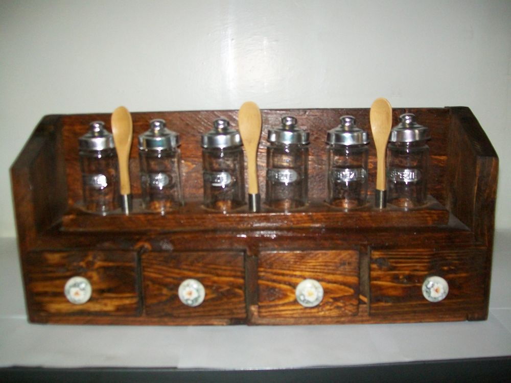 Portaspezie in legno con sei contenitori in vetro 4 cassetti e 3