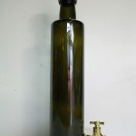 Bottiglia olio con rubinetto.
